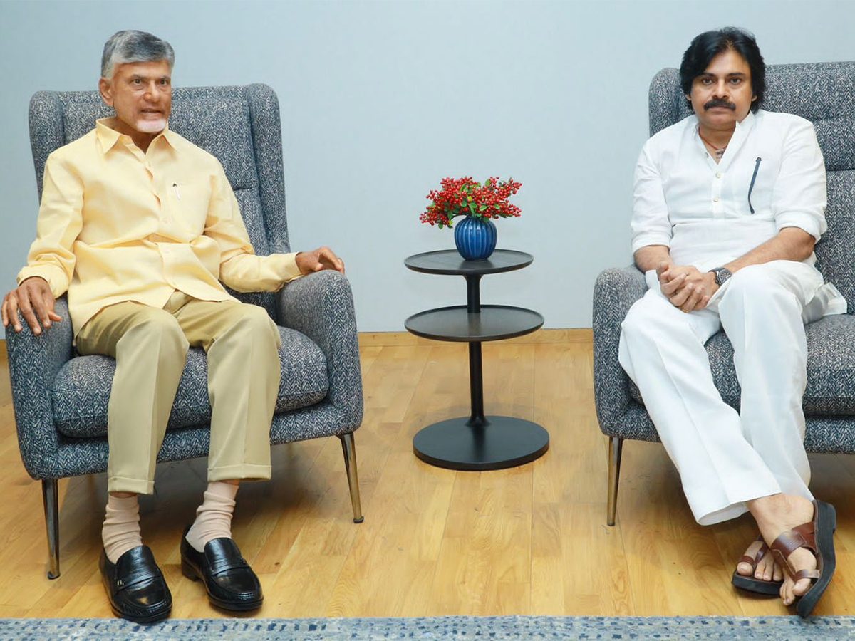 TDP chief Chandrababu Naidu meets JSP president Pawan Kalyan in Hyderabad - Sakshi