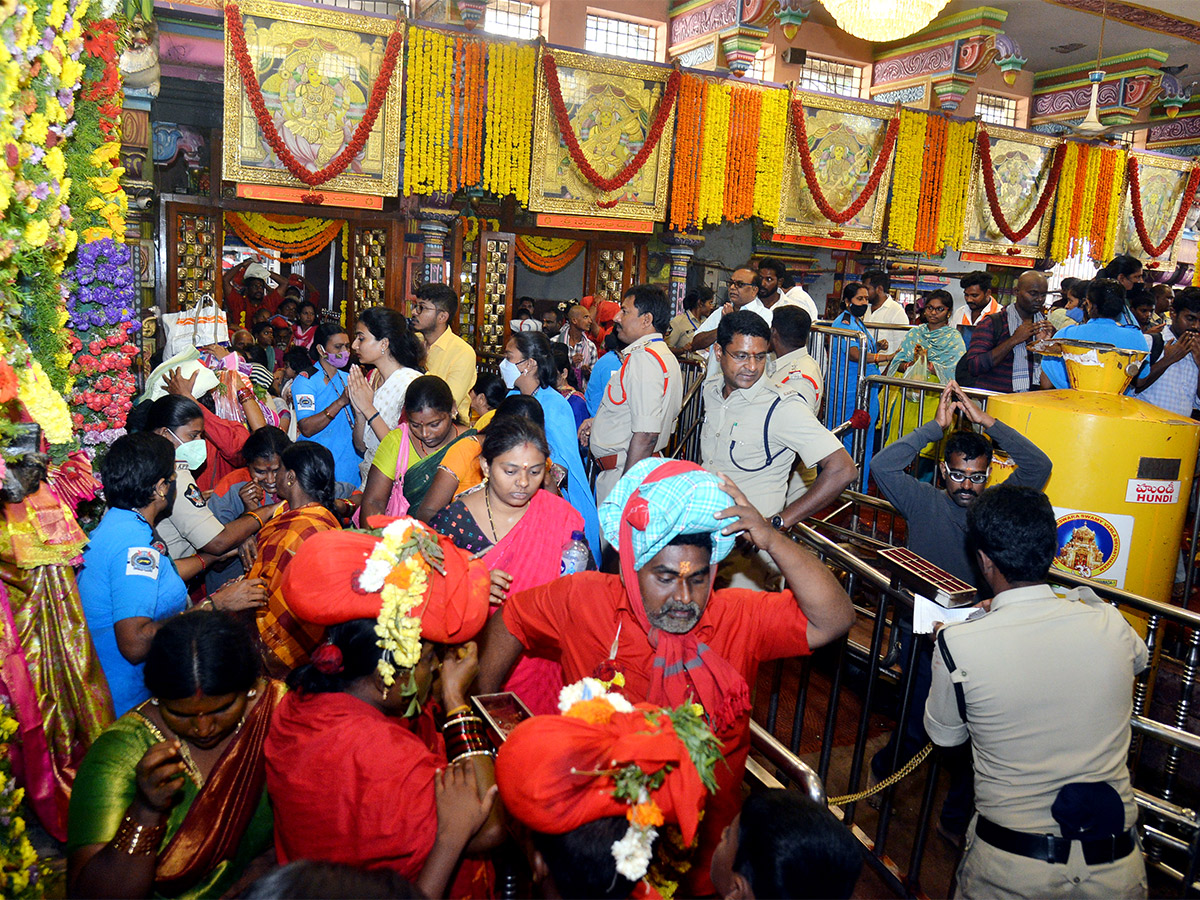 Devotees to end Bhavani Deeksha today at Indrakeeladri in Vijayawada - Sakshi
