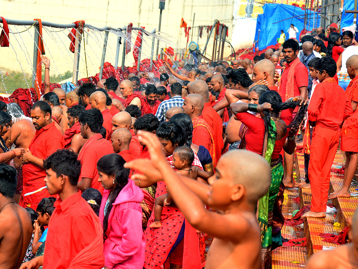 Devotees to end Bhavani Deeksha today at Indrakeeladri in Vijayawada - Sakshi