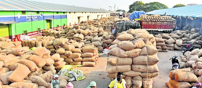 యార్డుకు  1,47,414 బస్తాల మిర్చి 
