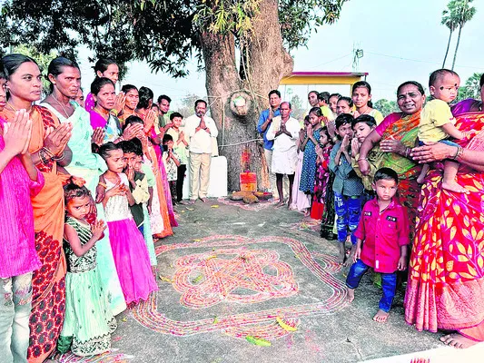 గర్భగుడికి చేరుకున్న రెక్కల రామక్క